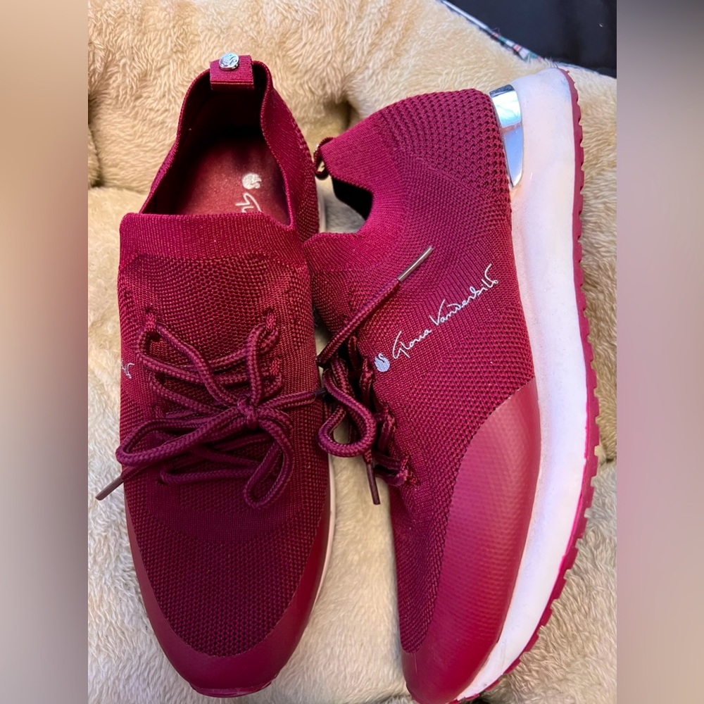 Womens sz.8 Gloria Vanderbilt maroon sneakers